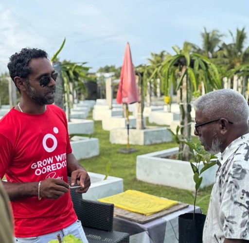 Conversing about food growing during meedhoo farm visit