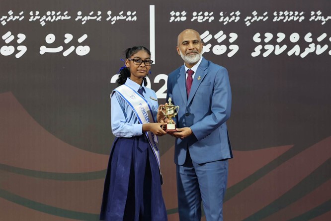 Dr. Ismail Shafeeu awarding the winners of Oratory